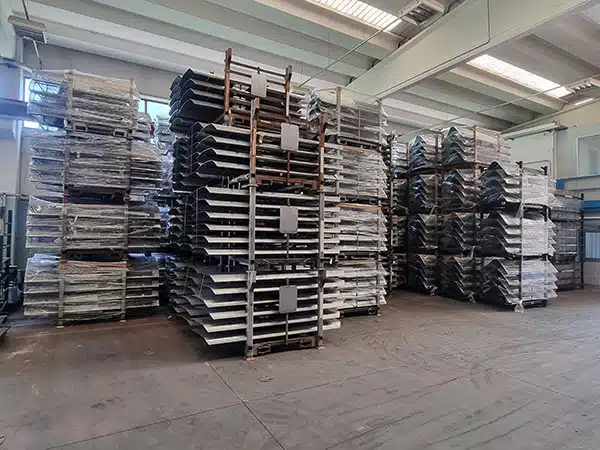 servizio-di-piegatura leonardi https://azerouno.it/wp-content/uploads/2024/05/servizio-di-piegatura-leonardi.png